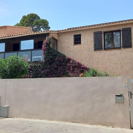 Appartement En Rez De Jardin Et Terrasse Ds Villa Йер Экстерьер фото