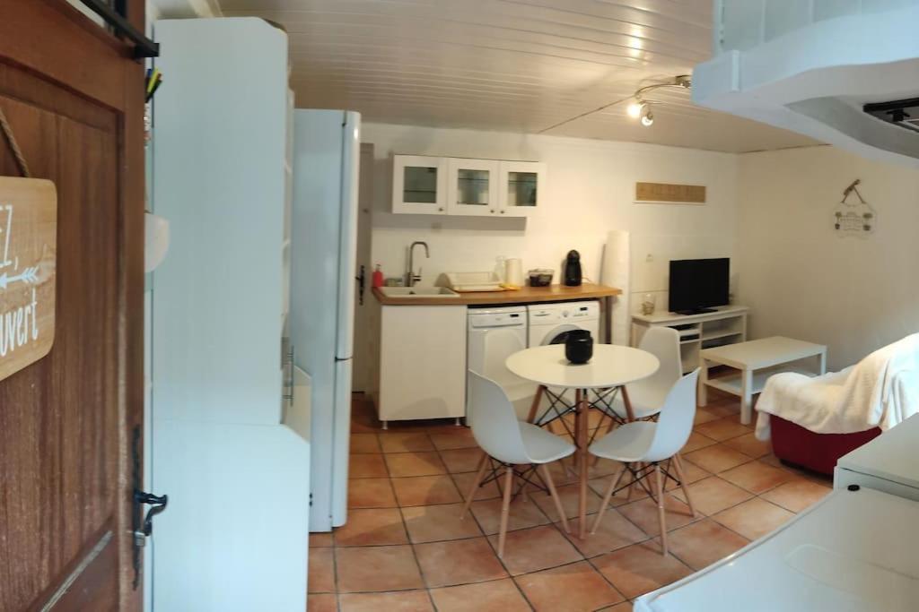 Appartement En Rez De Jardin Et Terrasse Ds Villa Йер Экстерьер фото