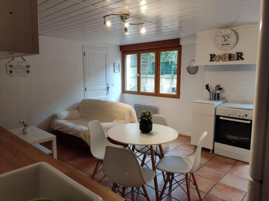 Appartement En Rez De Jardin Et Terrasse Ds Villa Йер Экстерьер фото